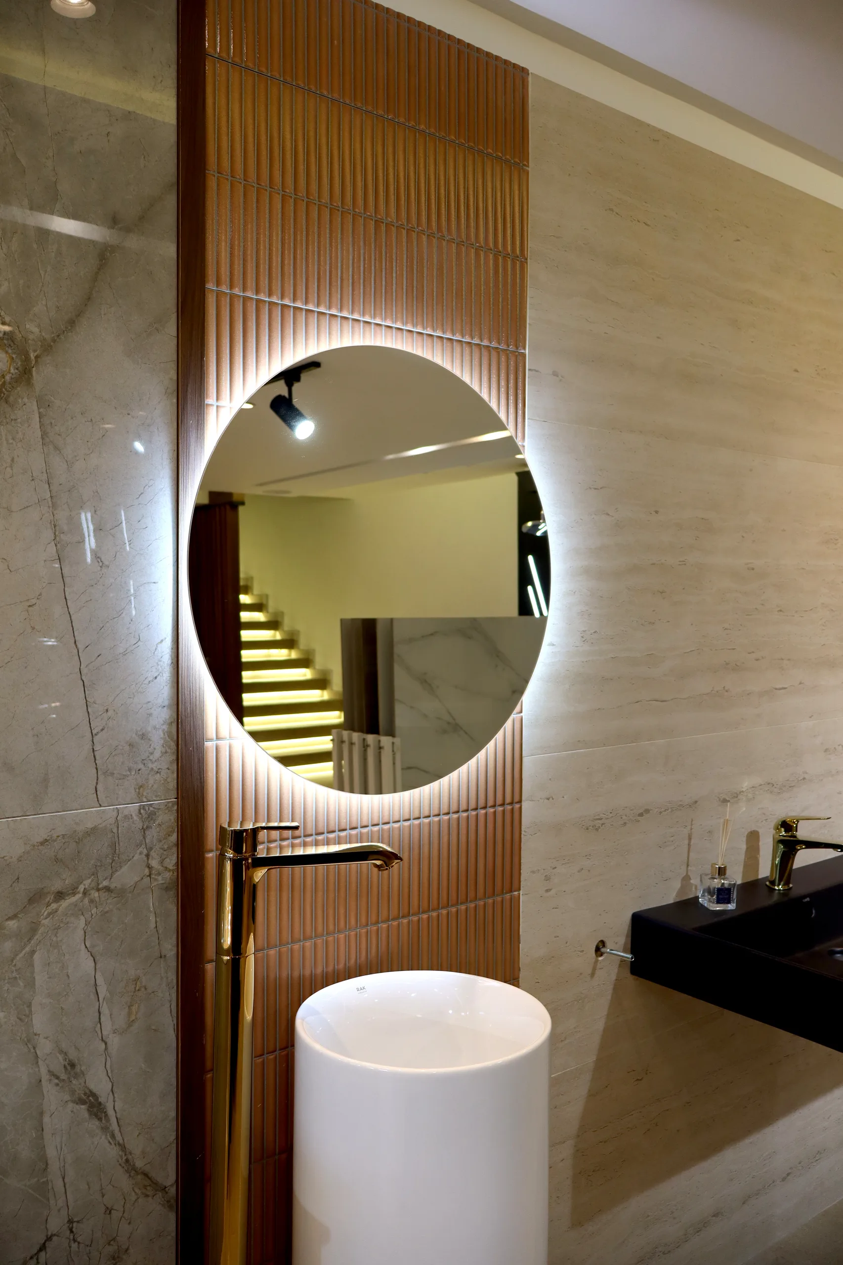 Miroir LED vasque colonne robinetterie dorée